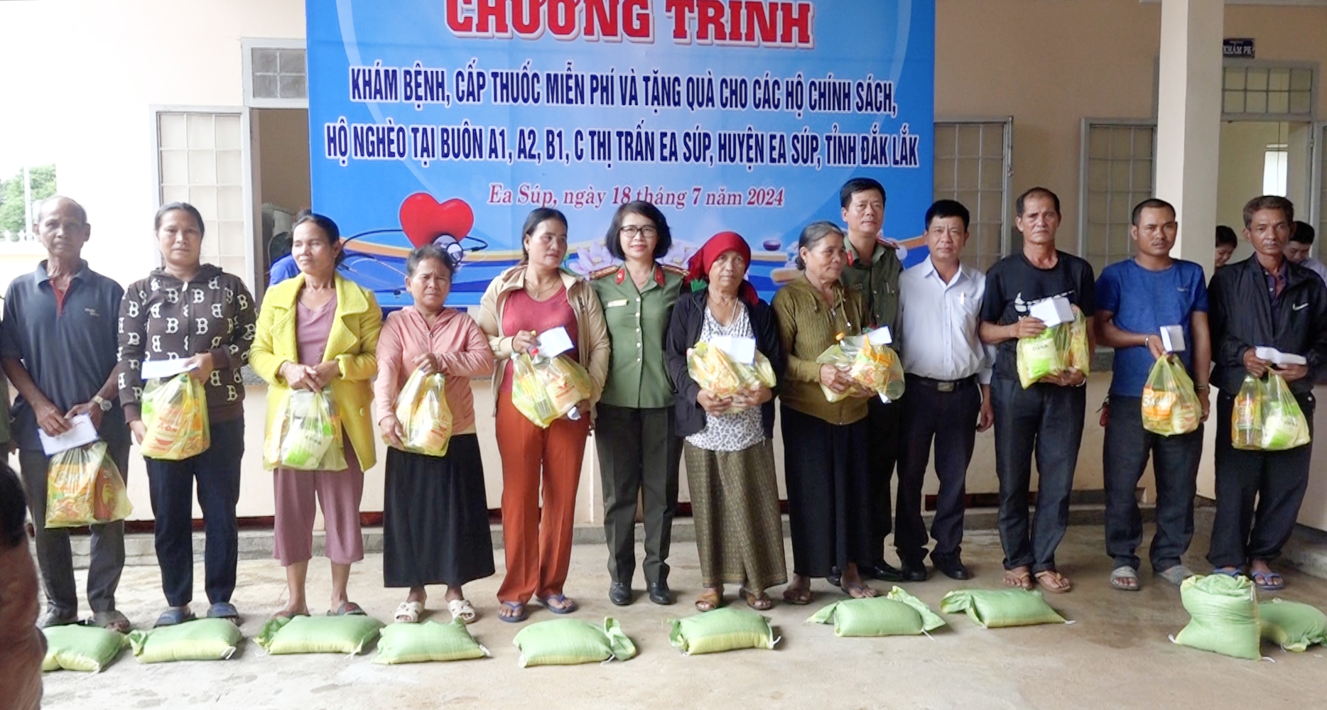 chương trình tặng quà cho hô gia đình chính sách